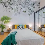 Luxurious Cozy 1Br Apt - 2Min Walk To Gozsduyard!