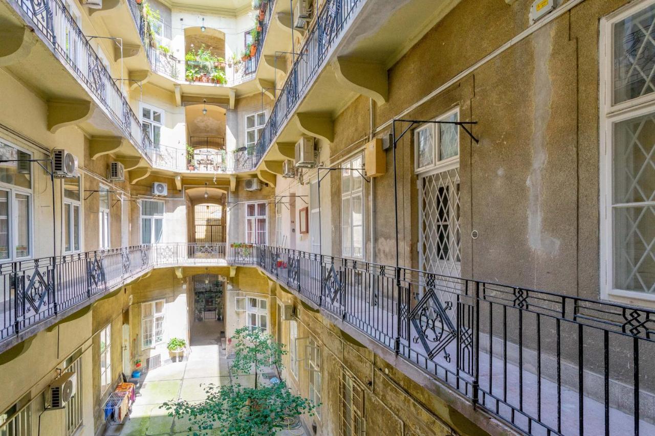 Luxurious Cozy 1br Apt - 2min Walk To Gozsduyard! Apartment *