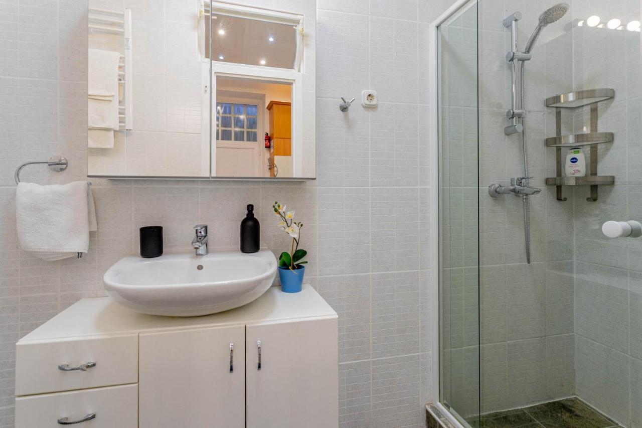 Apartmán Luxurious Cozy 1br Apt - 2min Walk To Gozsduyard! Budapešť